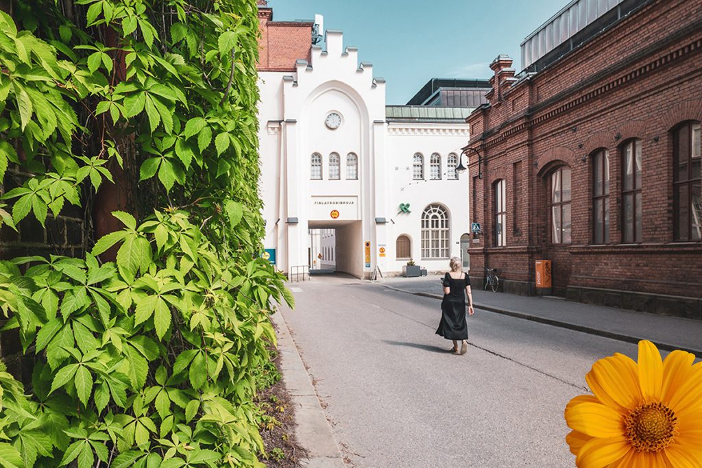 Nainen kävelee yksin tyhjällä kadulla Finlaysonilla.