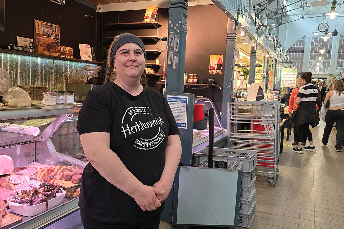 Sari Sydänlammi Herkkuveräjän tiskin edessä kauppahallissa.