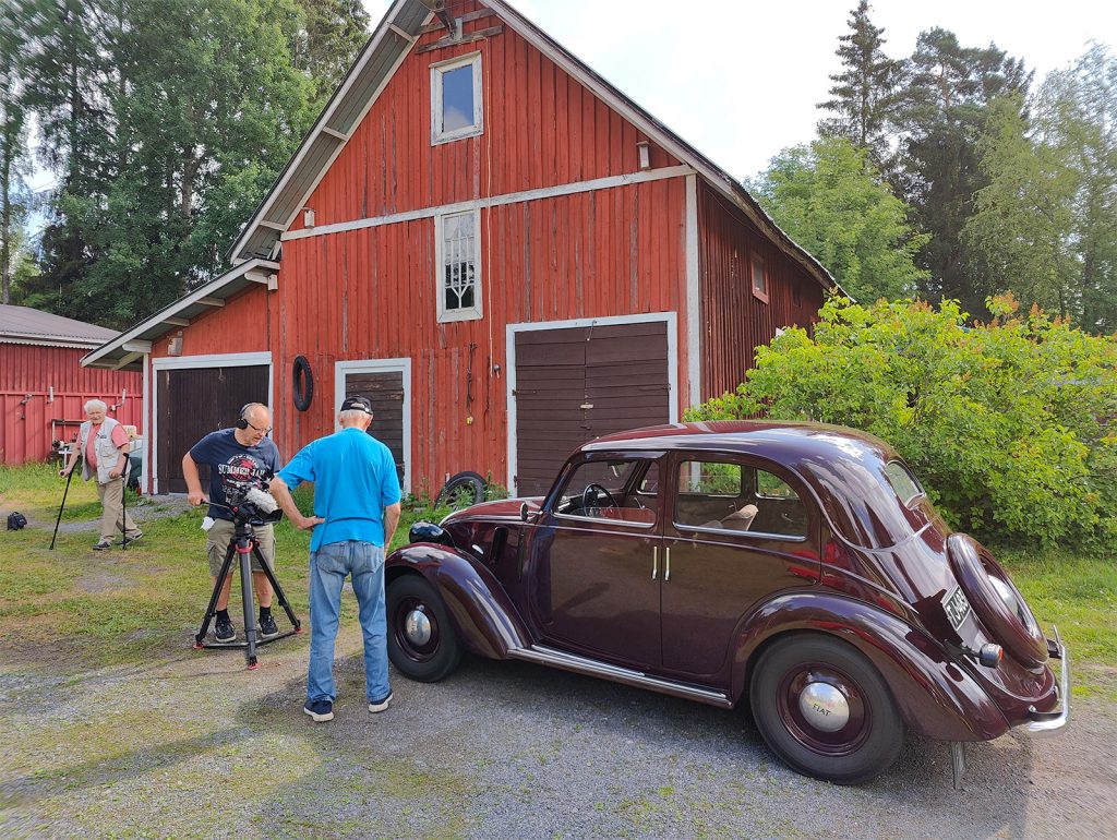 Museoauton kuvaukset käynnissä pihassa.